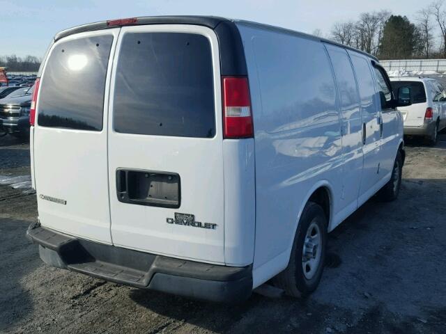 1GTEG15X031143011 - 2003 GMC SAVANA G15 WHITE photo 4