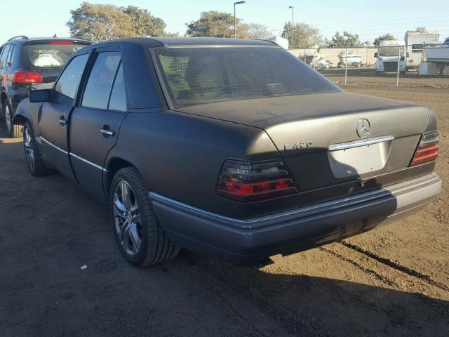 WDBEA34EXSC228954 - 1995 MERCEDES-BENZ E 420 BASE GRAY photo 3