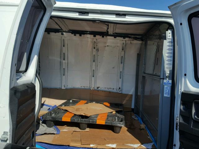 1GCWGGCA1B1147072 - 2011 CHEVROLET EXPRESS G2 WHITE photo 6