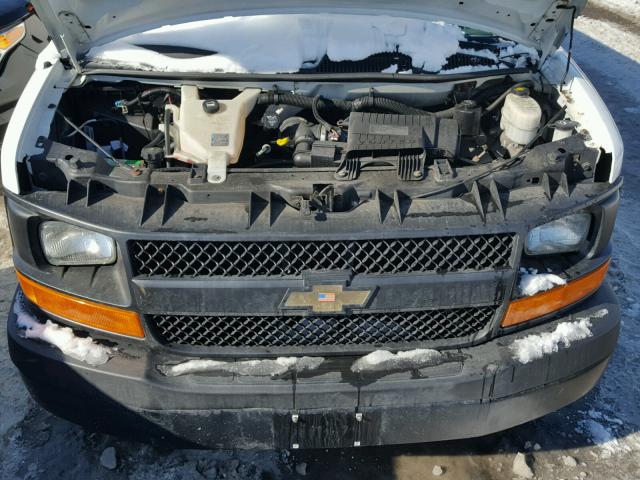 1GCWGGCA1B1147072 - 2011 CHEVROLET EXPRESS G2 WHITE photo 7