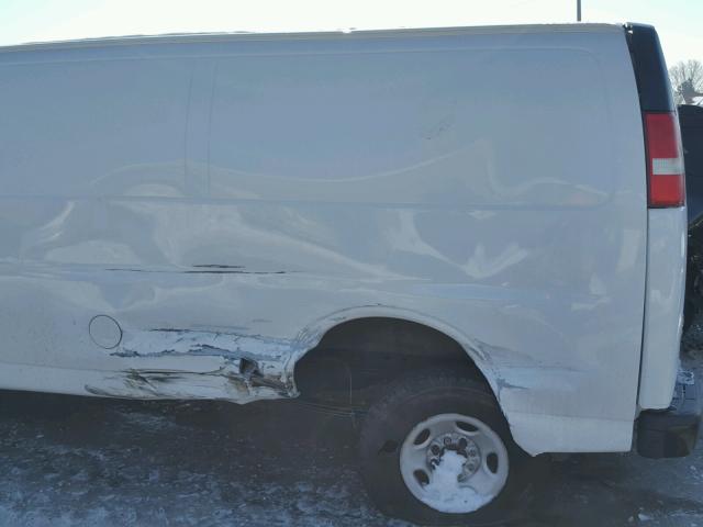 1GCWGGCA1B1147072 - 2011 CHEVROLET EXPRESS G2 WHITE photo 9