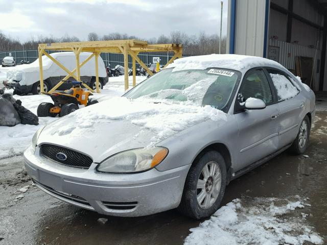 1FAHP56S05A186666 - 2005 FORD TAURUS SEL SILVER photo 2