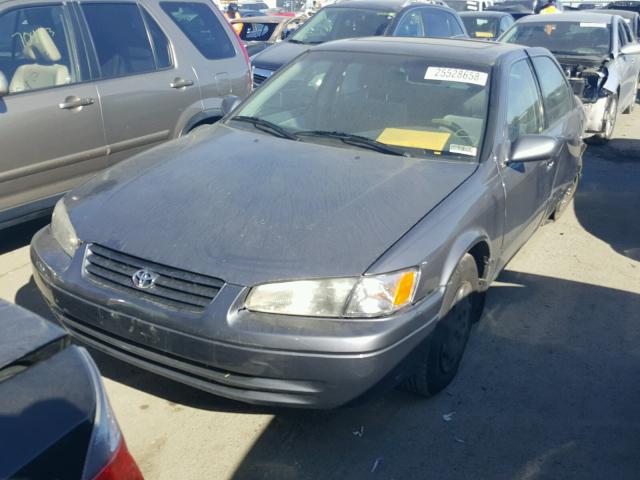 JT2BG22K2W0122360 - 1998 TOYOTA CAMRY CE GRAY photo 2