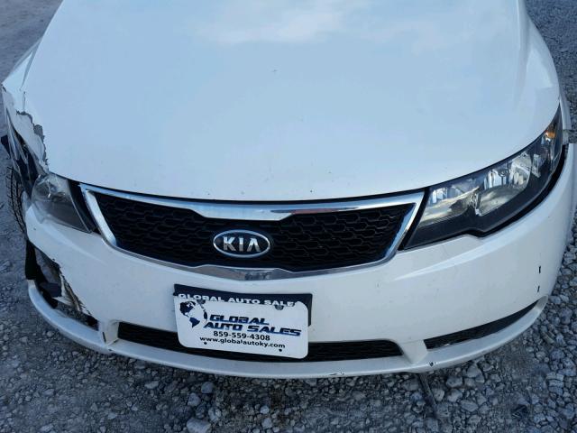 KNAFU4A24B5378833 - 2011 KIA FORTE EX WHITE photo 7