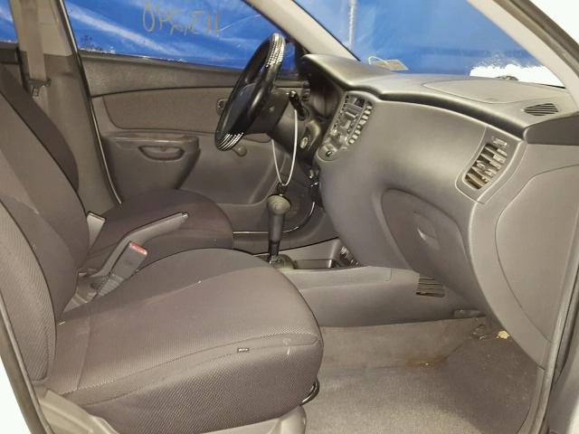 KNADE123866144589 - 2006 KIA RIO WHITE photo 5