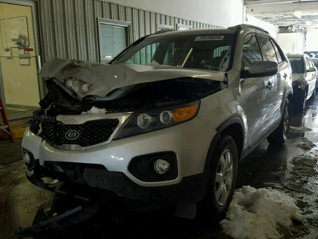 5XYKTDA27DG420359 - 2013 KIA SORENTO LX SILVER photo 2