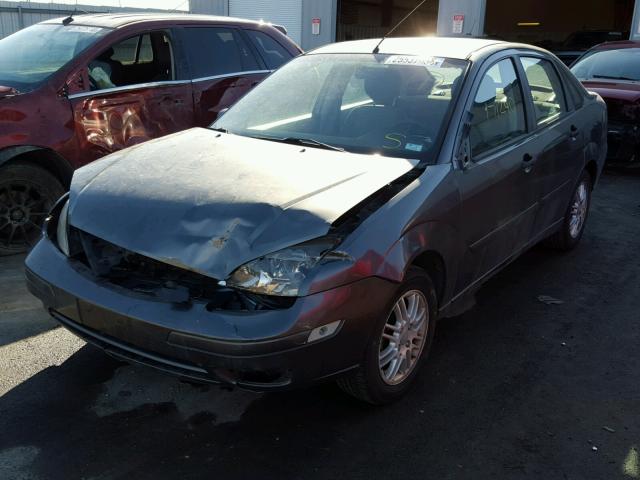 1FAFP34N57W312017 - 2007 FORD FOCUS ZX4 GRAY photo 2