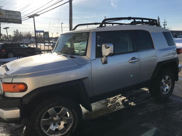 JTEBU11F770030852 - 2007 TOYOTA FJ CRUISER SILVER photo 2