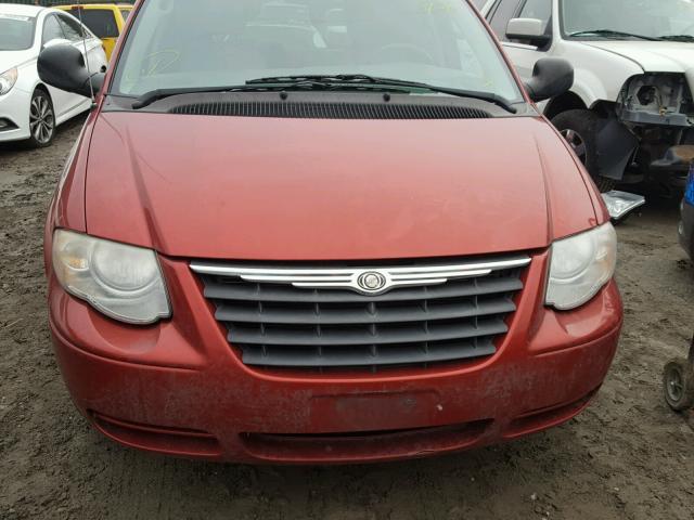 2C4GP54L45R534921 - 2005 CHRYSLER TOWN & COU RED photo 7