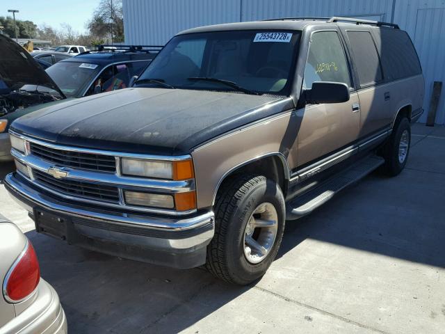 1GNEC16R7TJ377441 - 1996 CHEVROLET SUBURBAN C BROWN photo 2