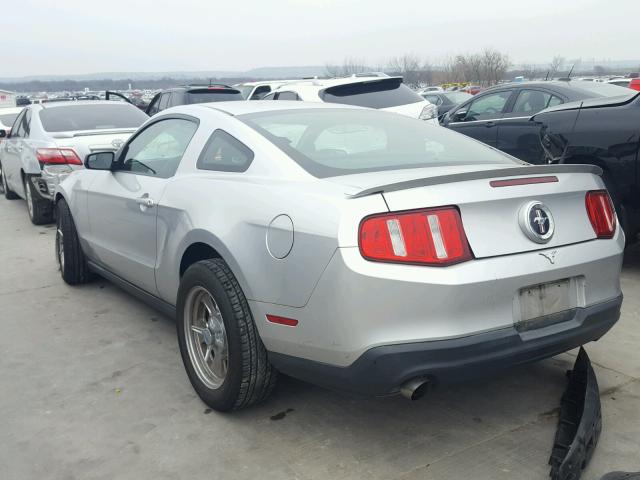 1ZVBP8AM4B5106524 - 2011 FORD MUSTANG SILVER photo 3