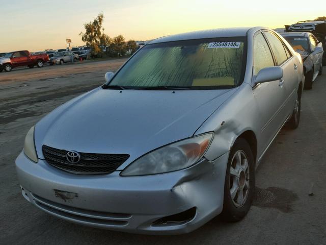 JTDBE32K320125099 - 2002 TOYOTA CAMRY LE SILVER photo 2