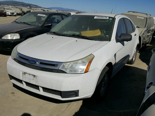 1FAHP35N78W120865 - 2008 FORD FOCUS SE WHITE photo 2