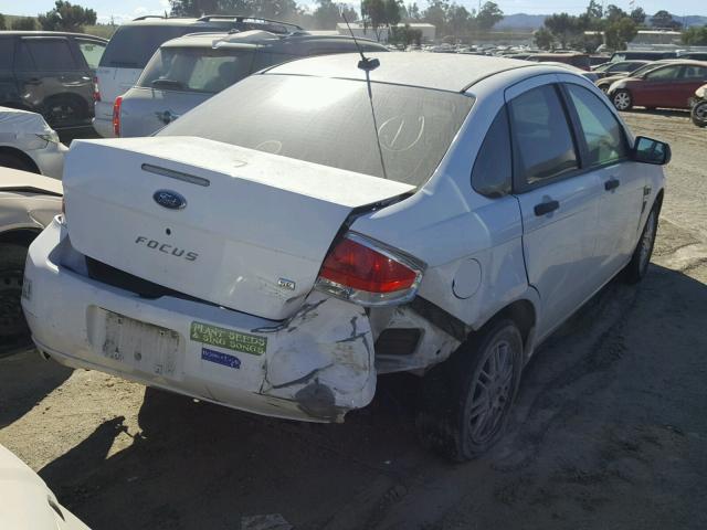 1FAHP35N78W120865 - 2008 FORD FOCUS SE WHITE photo 4