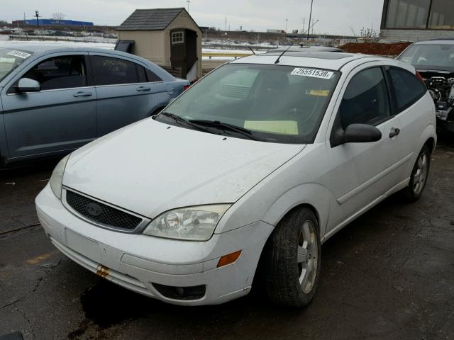 3FAFP31N55R152600 - 2005 FORD FOCUS ZX3 WHITE photo 2