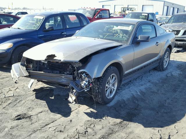 1ZVFT80N855178872 - 2005 FORD MUSTANG GRAY photo 2