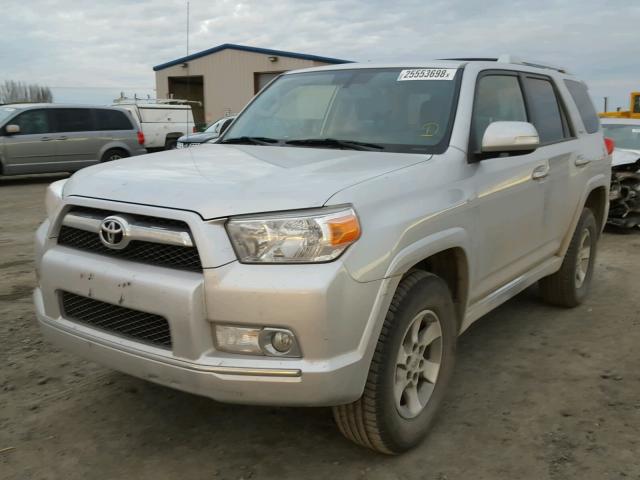 JTEBU5JR3D5149370 - 2013 TOYOTA 4RUNNER SR SILVER photo 2