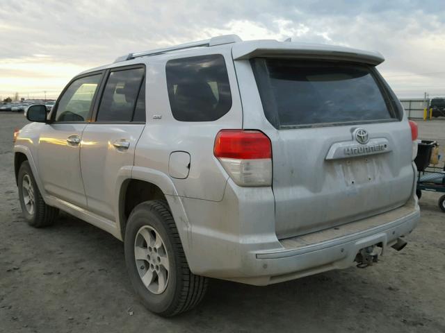 JTEBU5JR3D5149370 - 2013 TOYOTA 4RUNNER SR SILVER photo 3