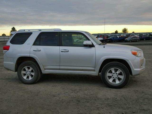 JTEBU5JR3D5149370 - 2013 TOYOTA 4RUNNER SR SILVER photo 9