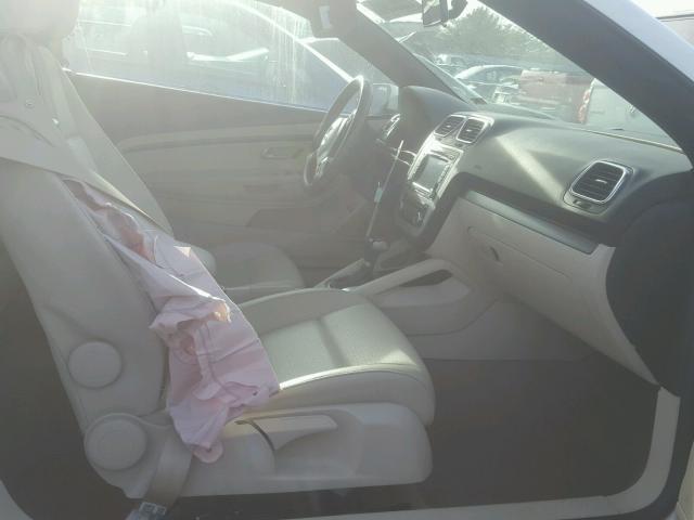 WVWBA7AH2BV001224 - 2011 VOLKSWAGEN EOS KOMFOR თეთრი ფოტო 5