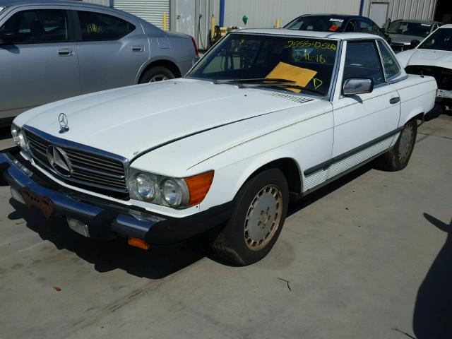 WDBBA48D8HA055675 - 1987 MERCEDES-BENZ 560 SL WHITE photo 2