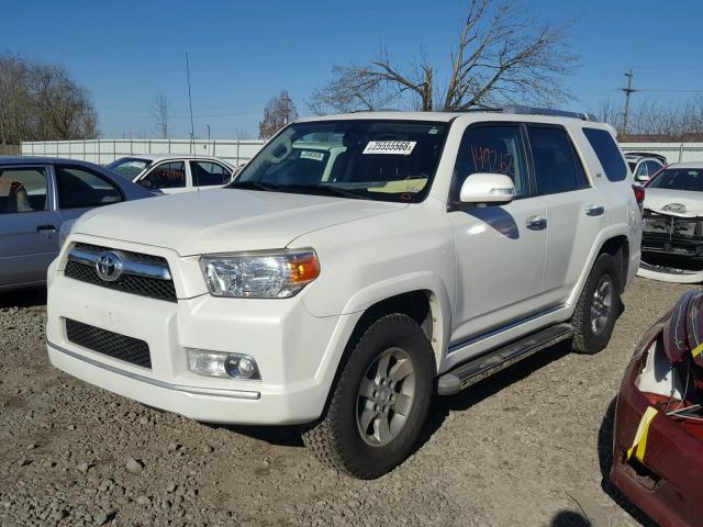 JTEBU5JR9A5017726 - 2010 TOYOTA 4RUNNER SR WHITE photo 2