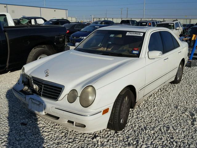 WDBJF65J81B180873 - 2001 MERCEDES-BENZ E 320 WHITE photo 2