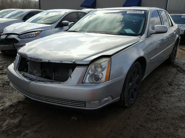 1G6KD57YX6U190156 - 2006 CADILLAC DTS SILVER photo 2