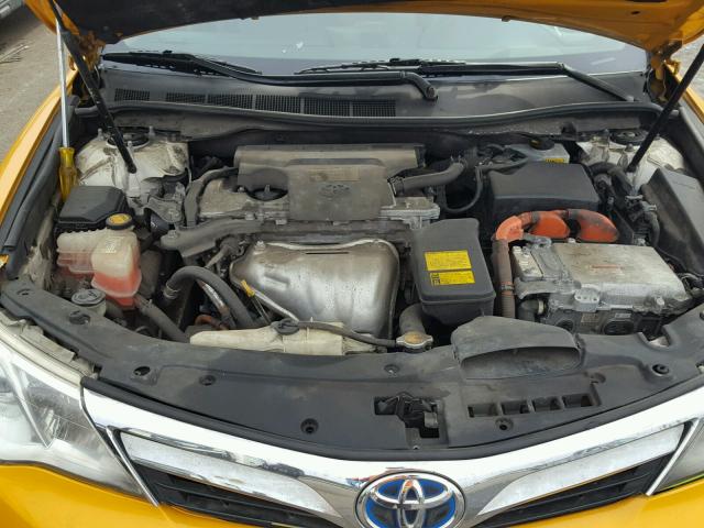 4T1BD1FK1DU068572 - 2013 TOYOTA CAMRY HYBR YELLOW photo 7