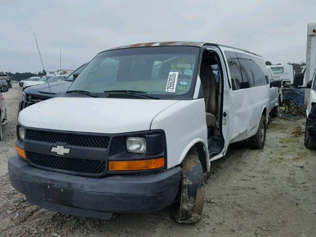 1GAHG39U961168852 - 2006 CHEVROLET EXPRESS G3 WHITE photo 2