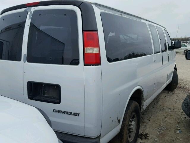 1GAHG39U961168852 - 2006 CHEVROLET EXPRESS G3 WHITE photo 4