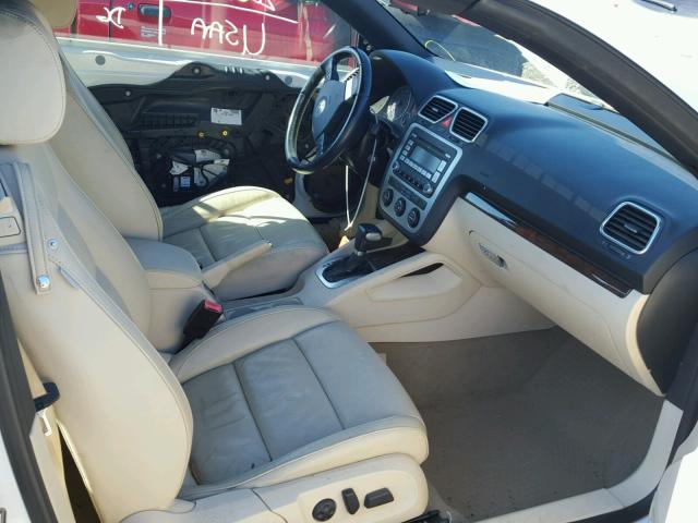 WVWFA71F68V015541 - 2008 VOLKSWAGEN EOS LUX 白色 照片 5