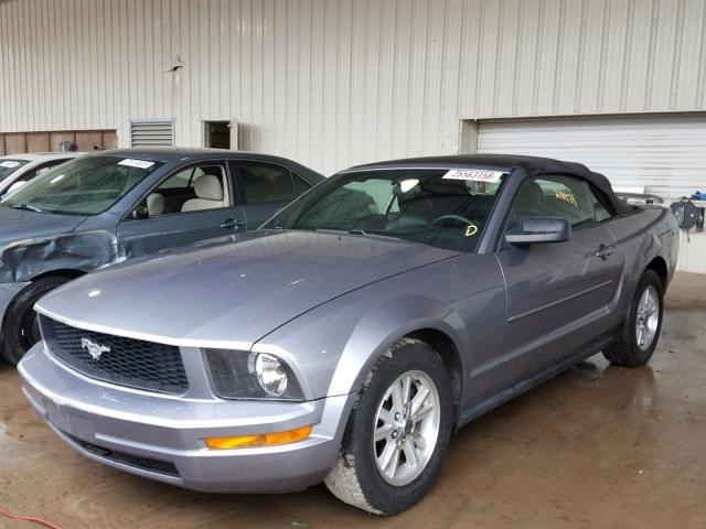 1ZVFT84N865130476 - 2006 FORD MUSTANG SILVER photo 2