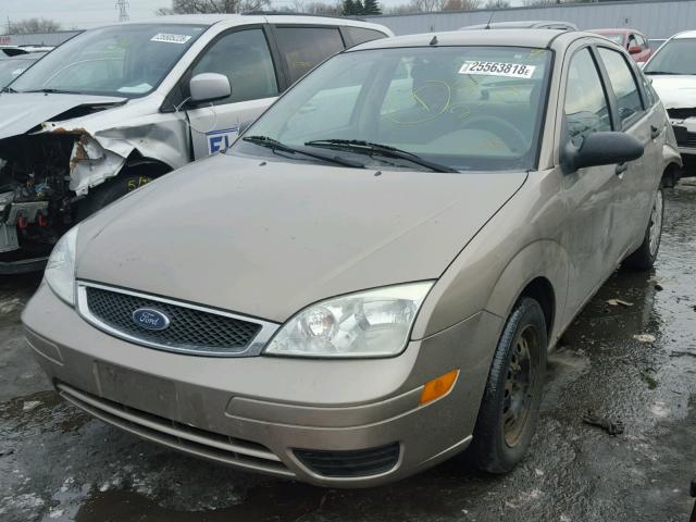 1FAFP34N95W162510 - 2005 FORD FOCUS ZX4 TAN photo 2