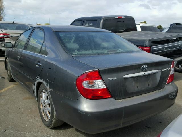 JTDBE30K320135795 - 2002 TOYOTA CAMRY LE CHARCOAL photo 3