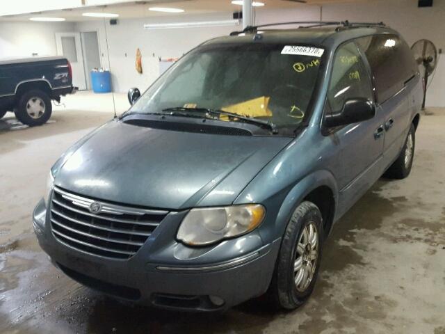 2C4GP54L75R425126 - 2005 CHRYSLER TOWN & COU BLUE photo 2