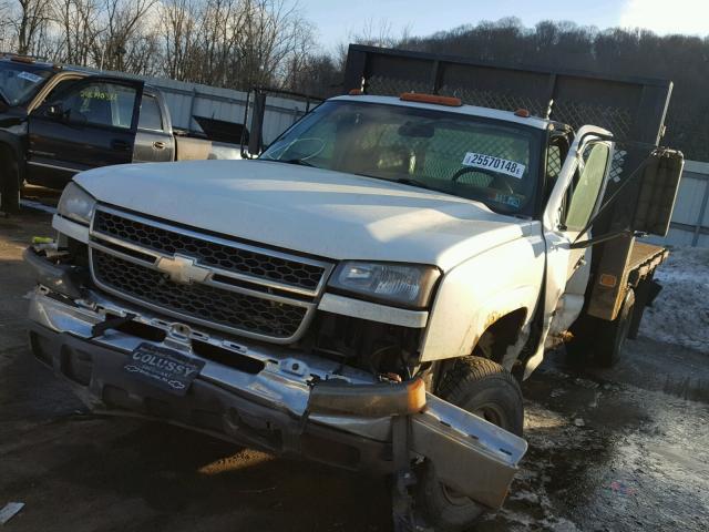 1GBJC34U25E178100 - 2005 CHEVROLET SILVERADO WHITE photo 2