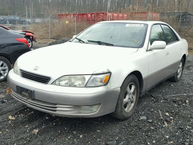 JT8BF22G3V0022660 - 1997 LEXUS ES 300 WHITE photo 2