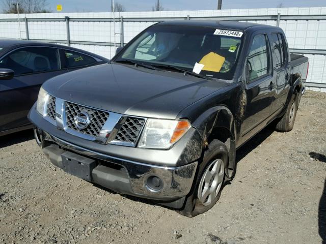 1N6AD07W85C454065 - 2005 NISSAN FRONTIER C GRAY photo 2