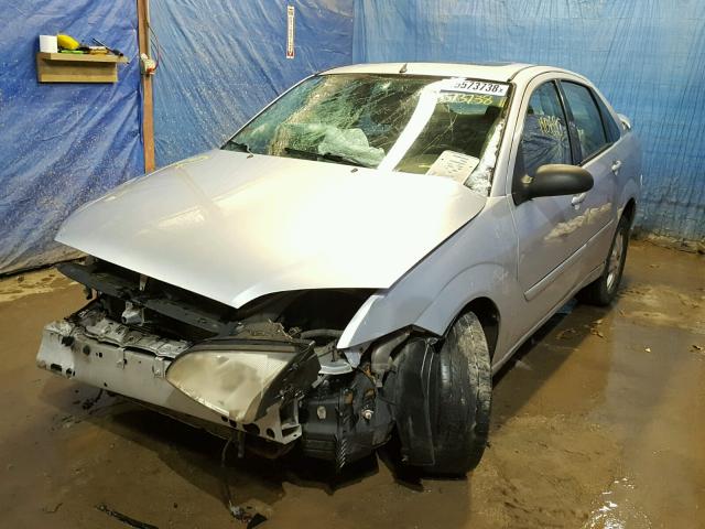 1FAFP38Z86W219830 - 2006 FORD FOCUS ZX4 SILVER photo 2