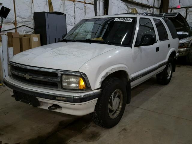 1GNDT13W2V2243889 - 1997 CHEVROLET BLAZER WHITE photo 2