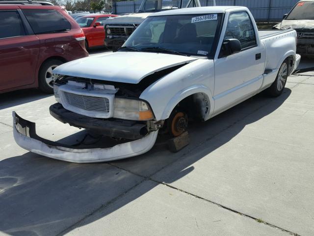 1GTCS145118113879 - 2001 GMC SONOMA WHITE photo 2