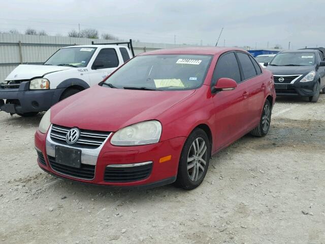 3VWJM71K08M056608 - 2008 VOLKSWAGEN JETTA S RED photo 2