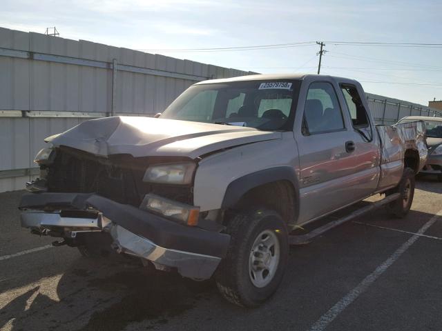 1GCHC29214E327865 - 2004 CHEVROLET SILVERADO SILVER photo 2