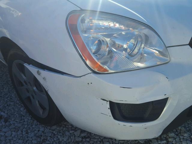 KNAFG528597257176 - 2009 KIA RONDO BASE WHITE photo 9