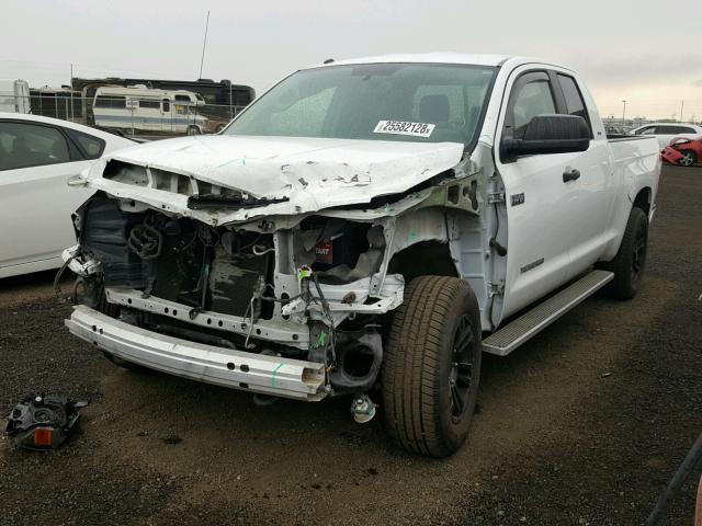 5TFUY5F10FX431283 - 2015 TOYOTA TUNDRA DOU WHITE photo 2