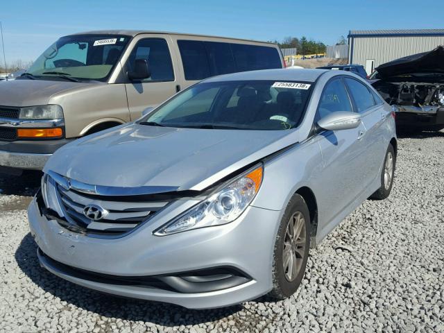 5NPEB4ACXEH910023 - 2014 HYUNDAI SONATA GLS SILVER photo 2