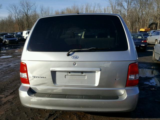 KNDUP131446604497 - 2004 KIA SEDONA EX SILVER photo 9