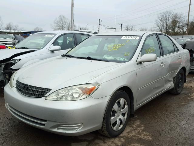 4T1BE30K42U058021 - 2002 TOYOTA CAMRY LE SILVER photo 2