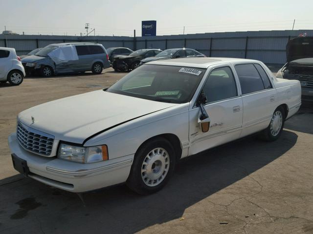 1G6KD54Y1VU275275 - 1997 CADILLAC DEVILLE WHITE photo 2